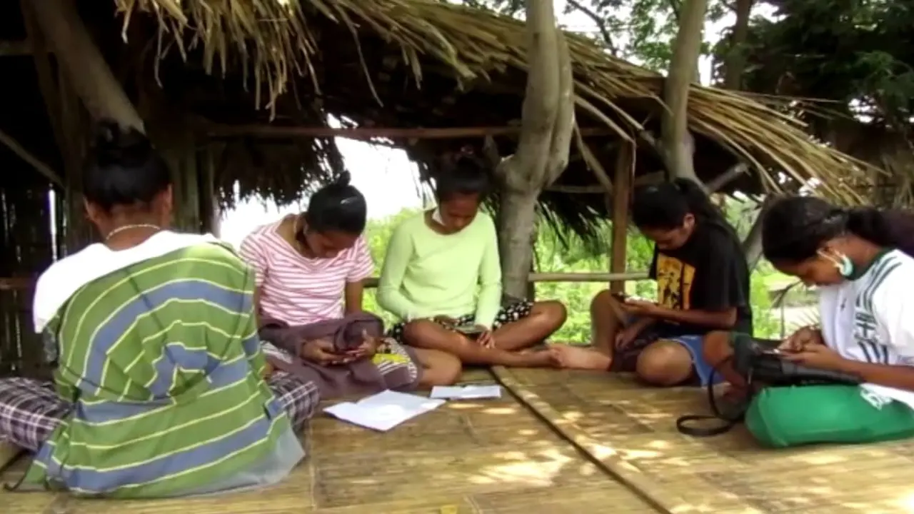 Para siswa sedang mengerjakan tugas melalui internet di gubuk kayu berukuran 2x2 meter di bukit Watu Bhesi Desa Anakoli Kecamatan Kecamatan Wolowae, Kabupaten Nagekeo, Provinsi NTT. (Liputan6.com/ Dionisius Wilibardus)