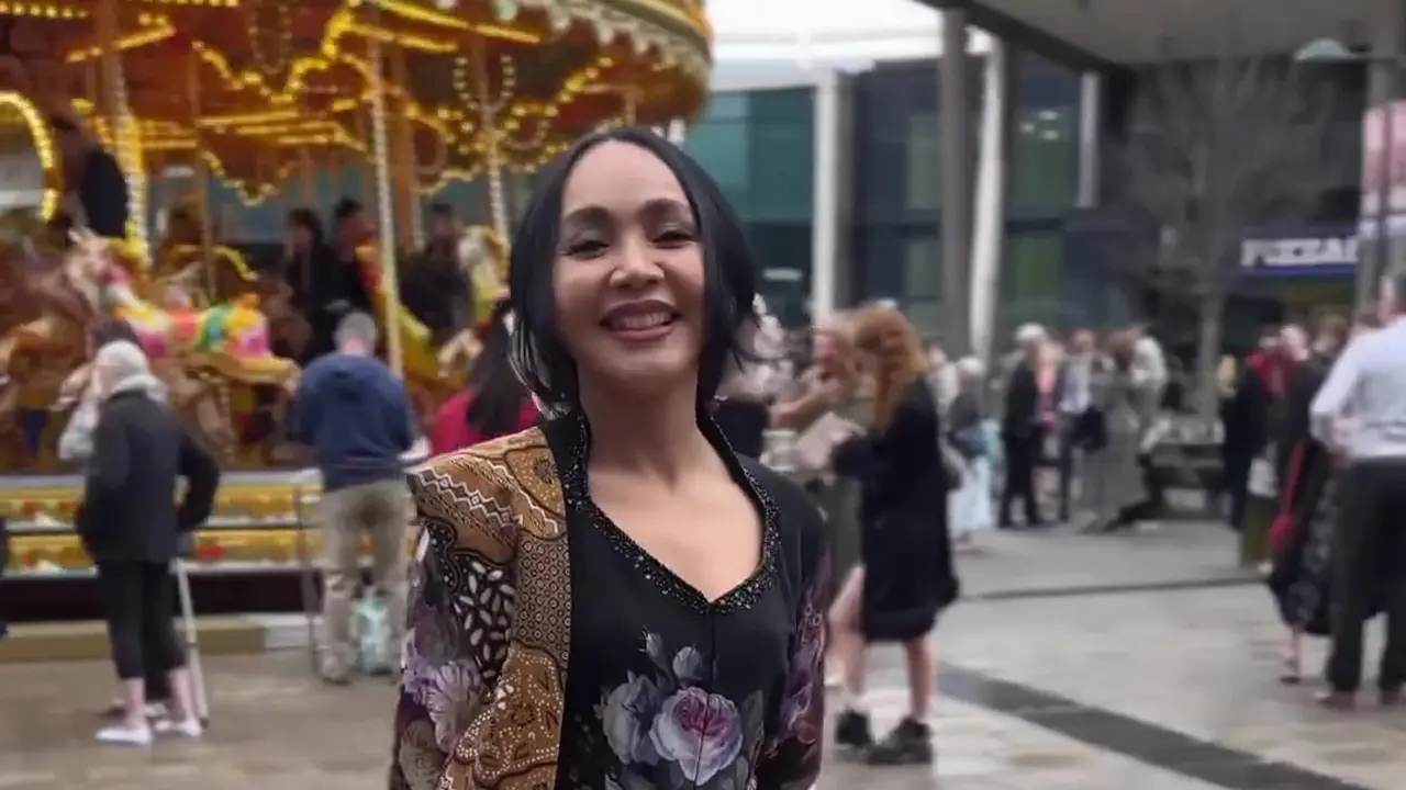 [Fimela] Dewi Gita Berkebaya di Inggris