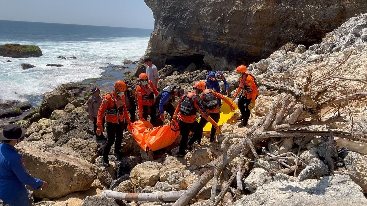 Tim SAR gabungan mengevakusi bule Rusia tewas di Tanjung Mebulu. (Dokumentasi Basarnas Bali).