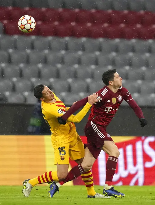 Pemain Barcelona Clement Lenglet (kiri) berebut bola dengan pemain Bayern Munchen Robert Lewandowski pada pertandingan Grup E Liga Champions di Munich, Jerman, 8 Desember 2021. Bayern Munchen menang 3-0. (AP Photo/Matthias Schrader)
