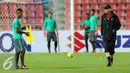 Pelatih Timnas Indonesia, Alfred Riedl (kanan) berbincang dengan M Abduh Lestaluhu saat latihan jelang final kedua Piala AFF 2016 di Rajamangala Stadium, Bangkok, Thailand, Jumat (16/12). (Liputan6.com/Helmi Fithriansyah)