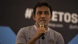 Pelatih Timnas Indonesia, Bima Sakti, saat tur trofi Piala AFF di Mall Kota Kasablanka, Jakarta, Minggu (4/11). Timnas Indonesia akan memulai Piala AFF melawan Singapura pada 9 September. (Bola.com/Vitalis Yogi Trisna)