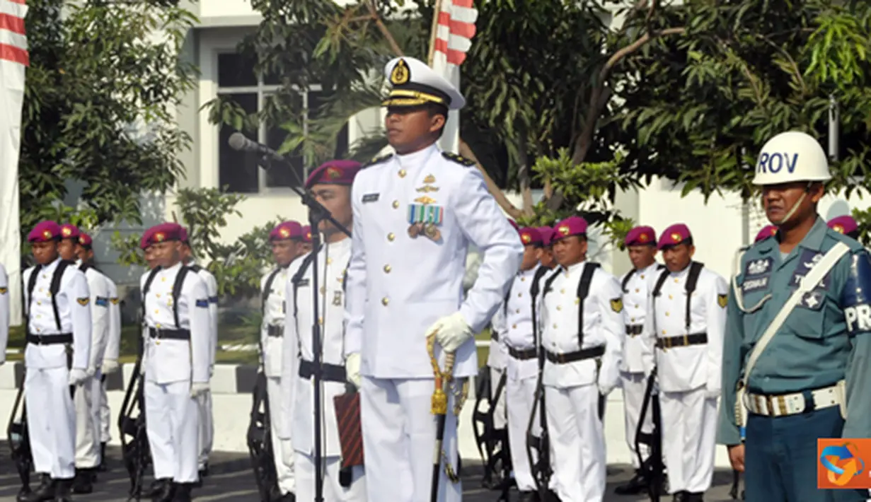 Citizen6, Sidoarjo: Inspektur Upacara peringatan HUT RI ke-67 di Lapangan Apel Mako Pasmar-1, Trian Moekijat, Jalan A. Yani No.1A, Gedangan Sidoarjo, Jumat (17/8) adalah Pasops Denma Pasmar-1 Mayor Marinir I Gede Edy S. (Pengirim: Budi Abdillah).