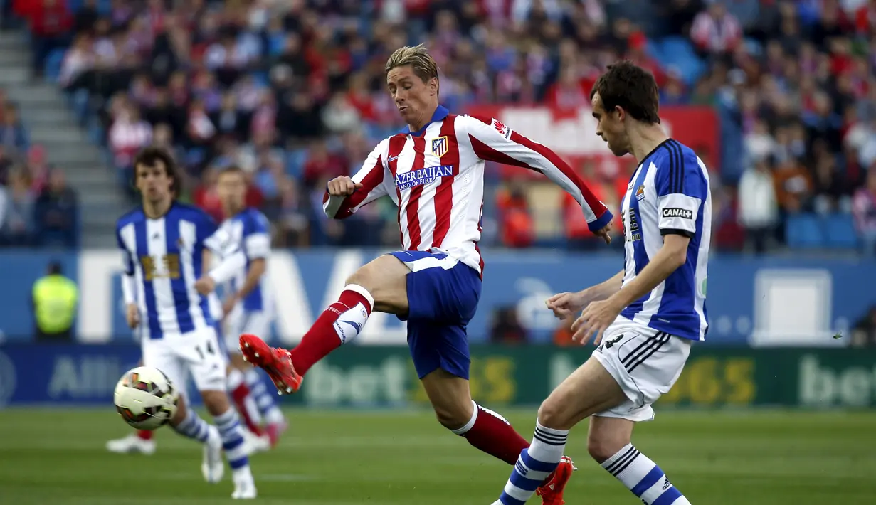 Fernando Torres berhadapan dengan Mikel Gonzalez di Stadion Vicente Calderon (8/4/2015).  ( REUTERS/Susana Vera) 