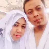 Menengok ke belakang,  penyanyi religi Aunur Rofiq Lil Firdaus alias Opick setidaknya tiga kali melamar Dian. Opick yang dulu berambut gondrong dua kali lamaran ditolak oleh ayah Dian. (dok. Pribadi)