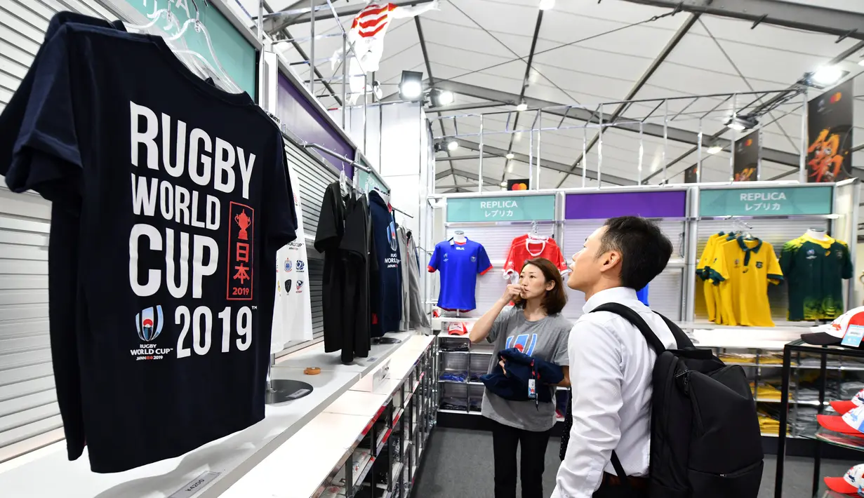 Seorang pria melihat pakaian di Rugby World Cup 2019 Megastore di distrik Shinjuku yang ramai di Tokyo (8/10/2019). Rugby World Cup diselenggarakan dari 20 September hingga 2 November 2019. (AFP Photo/Kazuhiro Nogi)