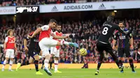 Bek Arsenal, Sokratis Papastathopoulos, melepaskan tendangan ke gawang Crystal Palace pada laga Premier League 2019 di Stadion Emirates, Minggu 927/10). Kedua tim bermain imbang 2-2. (AP/Leila Coker)