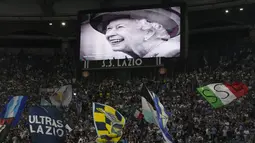 Foto mendiang Ratu Elizabeth II dari Inggris terlihat di layar raksasa sebelum menjadi bintang pertandingan sepak bola grup F Liga Europa antara Lazio dan Feyenoord, di stadion Olimpiade Roma, Kamis, 8 September 2022. (AP Photo/Andrew Medichini)