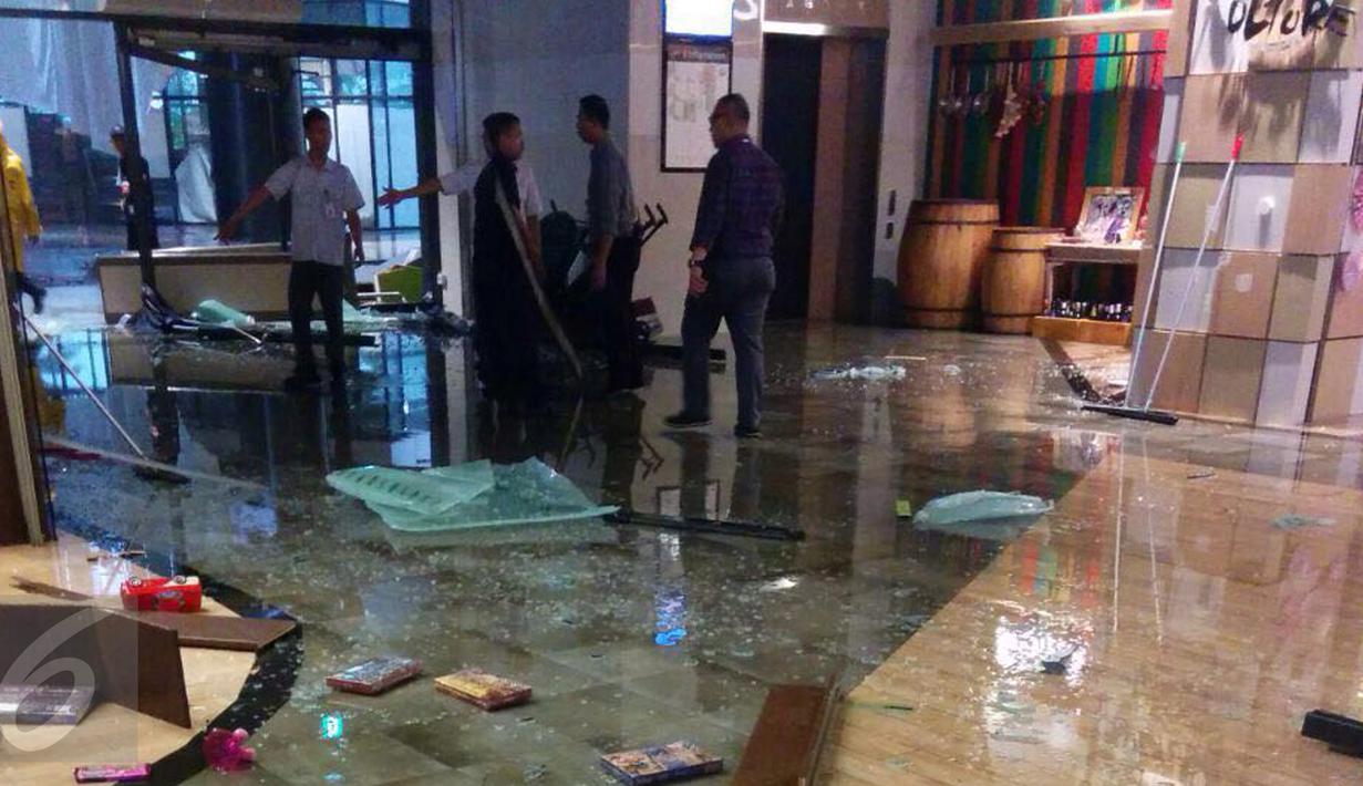 Suasana AEON Mall pasca disambar petir, BSD, Tangerang Selatan, Rabu (20/4/2016).Petir menyambar kaca mall tersebut. (Istimewa)