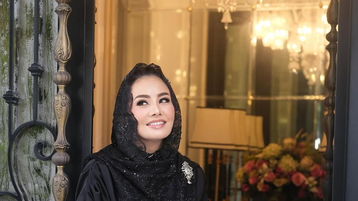 6 Pilihan Model Gamis Payet Trendi ala Cici Faramida, Inspirasi Gaya Menawan di Usia 50-an