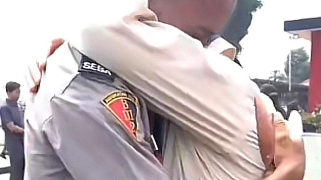Para polisi ini telah berjuang mewujudkan impiannya menjadi polisi. Mereka melewati pendidikan sebagai siswa Seba. Momen ini pun menjadi kebanggaan orang tuanya.