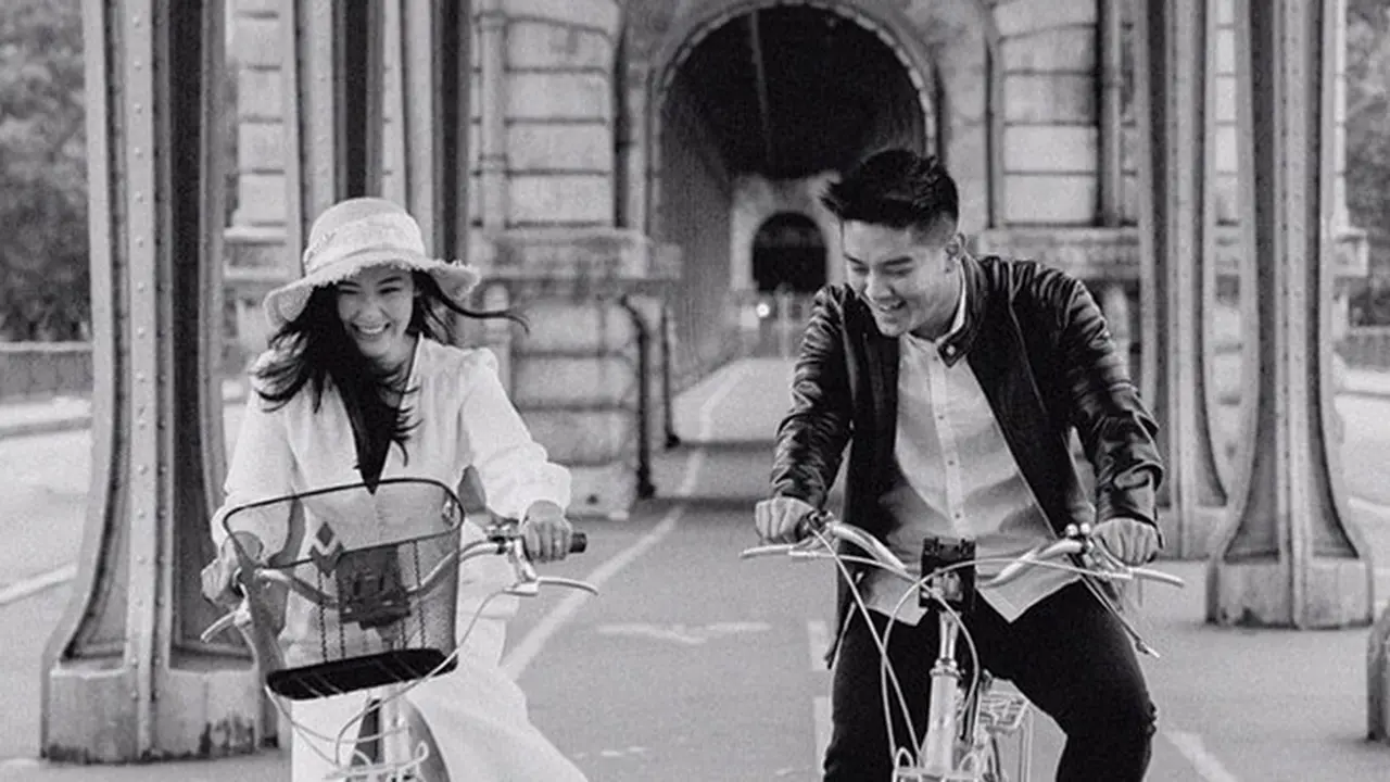 Berkonsep Klasik Hitam Putih, Ini 6 Potret Prewedding Boy William dan Karen Vendela