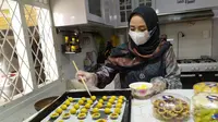 Dian Eka Putri (33), IRT di Palembang banjir orderan kue-kue lebaran, salah satunya kue kering nastar (Liputan6.com / Nefri Inge)