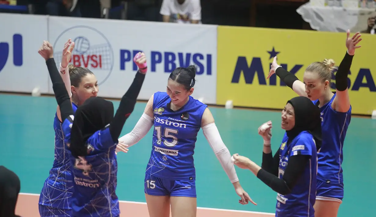 Para pemain Jakarta Pertamina Fastron melakukan selebrasi setelah mencetak poin saat menghadapi Gresik Petrokimia Pupuk Indonesia pada laga Final Four Proliga 2023 di GOR Tri Dharma, Gresik, Jawa Timur, Jumat (24/2/2023). Jakarta Pertamina Fastron kalah 1-3 (25-23, 14-25, 19-25 dan 19-25). (Dok. Proliga 2023)