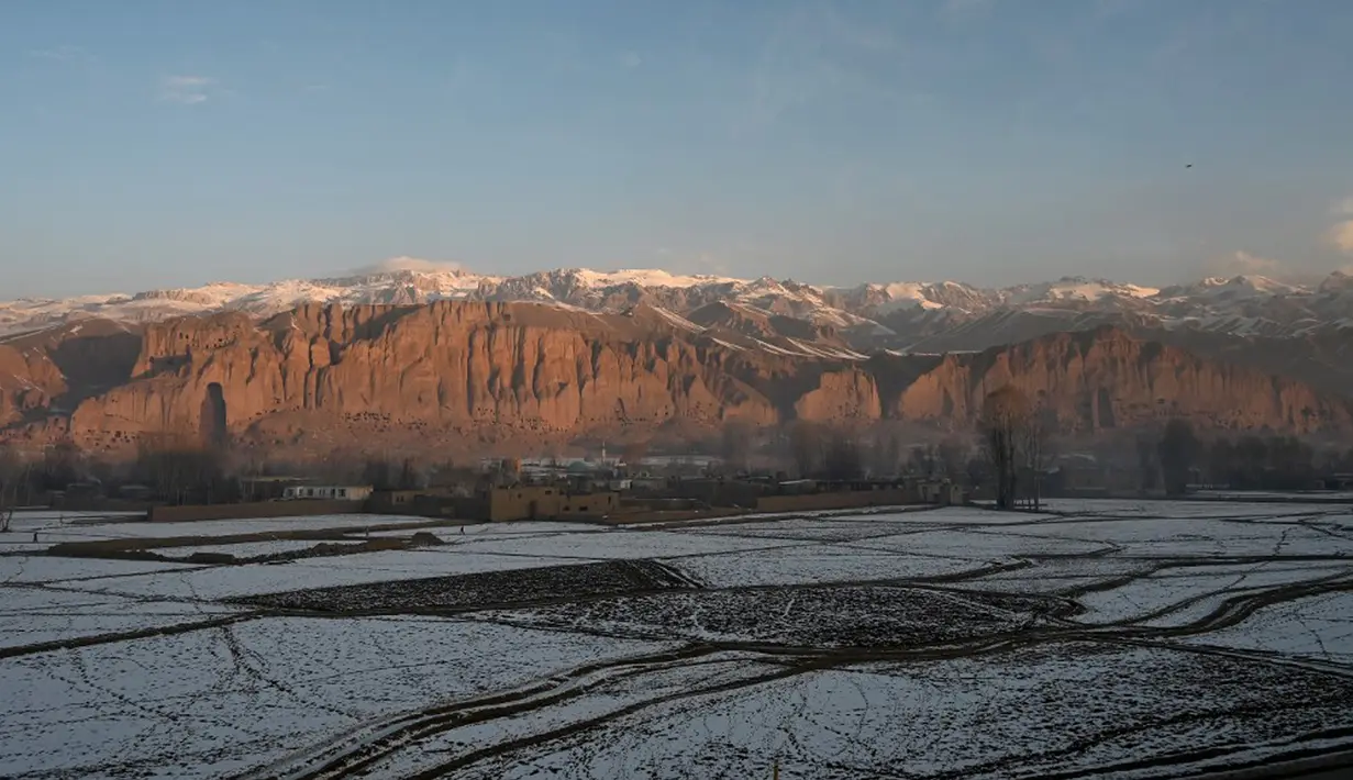 Pemandangan lokasi situs patung Buddha raksasa yang dihancurkan oleh Taliban pada 2001 di Provinsi Bamiyan, Afghanistan, 7 Januari 2021. Taliban menghancurkan patung Buddha Bamiyan dengan menembakkan senjata anti-aircraft dan artileri. (WAKIL KOHSAR/AFP)