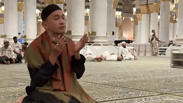 Potret Ruben Onsu Jalani Umroh Perdana Usai Mualaf
