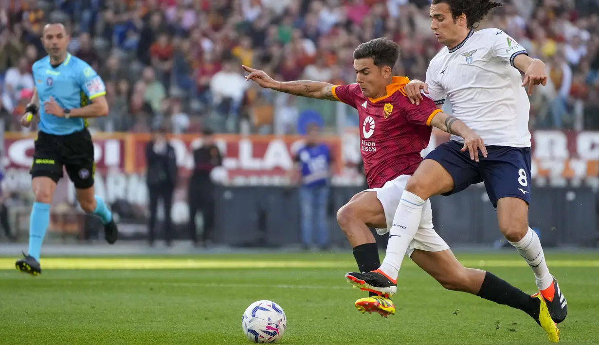 Momen tersebut terjadi setelah keduanya terlibat duel perebutan bola di area pertahanan Roma. (AP Photo/Gregorio Borgia)