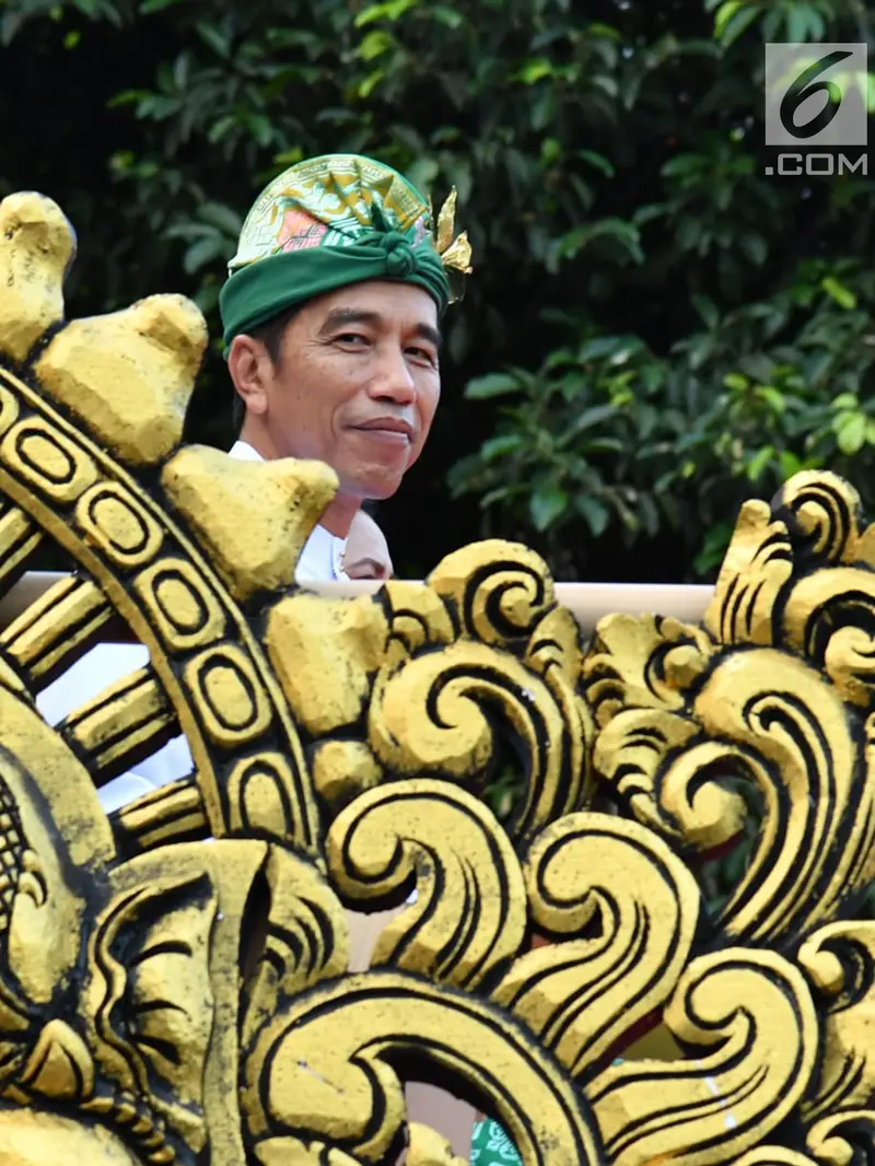 Kenakan Baju Adat, Jokowi Ikuti Pawai Pesta Kesenian Bali