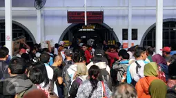 Ribuan calon penumpang memadati depan pintu masuk Stasiun Senen Jakarta, Sabtu (2/1/2016). Hingga pukul 15.15 WIB, 10.345 penumpang telah diberangkatkan dari Stasiun Senen menuju sejumlah kota di pulau Jawa. (Liputan6.com/Helmi Fithriansyah)