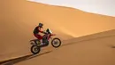 Pembalap Reli Honda crf 425 Pablo Quintanilla berlaga di Reli Maroko 2021 di wilayah Merzouga (10/10/2021). Lima tahapan reli akan berlangsung antara 8 Oktober dan 13 Oktober. (AFP/Fadel Senna)