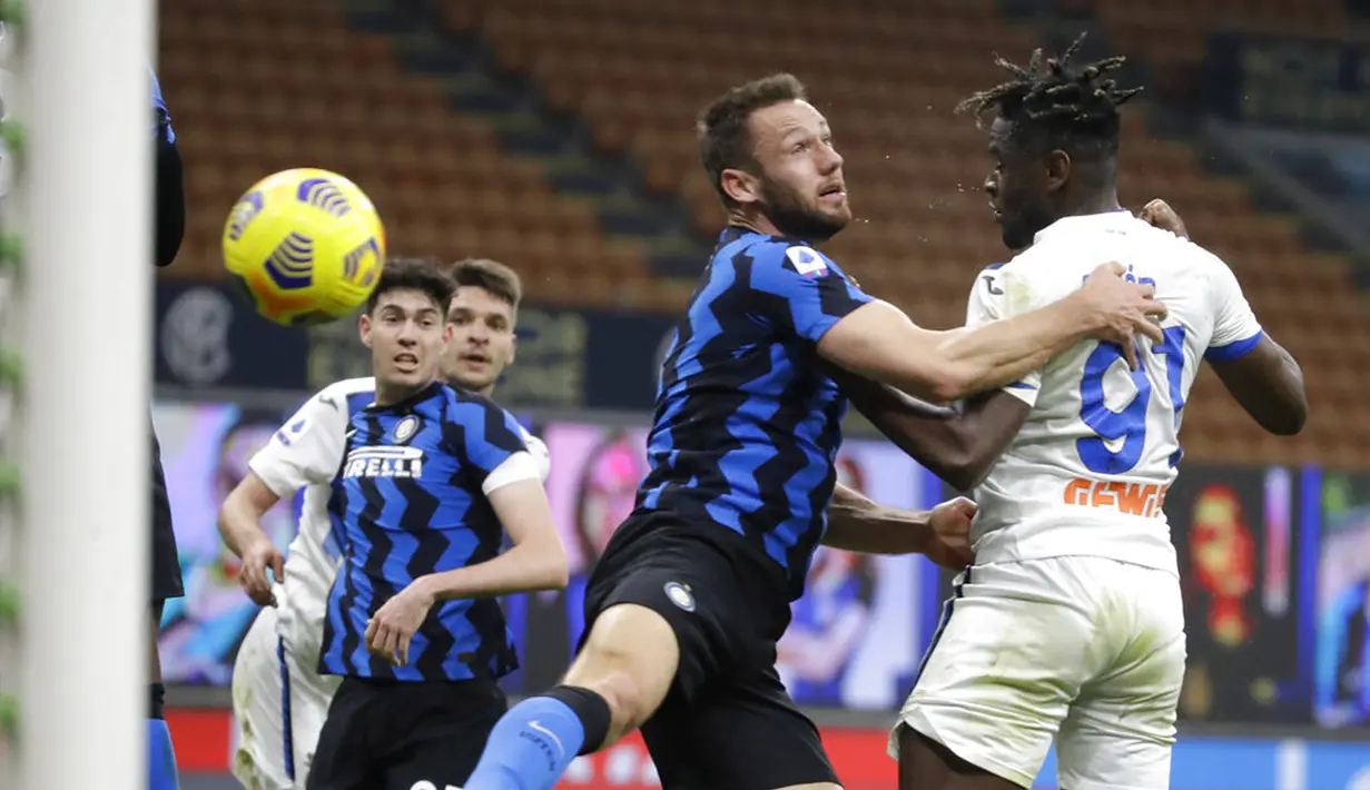 Pemain Atalanta Duvan Zapata (kanan) memperebutkan bola dengan pemain Inter Milan Stefan de Vrij pada pertandingan Serie A di Stadion San Siro, Milan, Italia, Senin (8/3/2021). Inter Milan menang 1-0. (AP Photo/Luca Bruno)