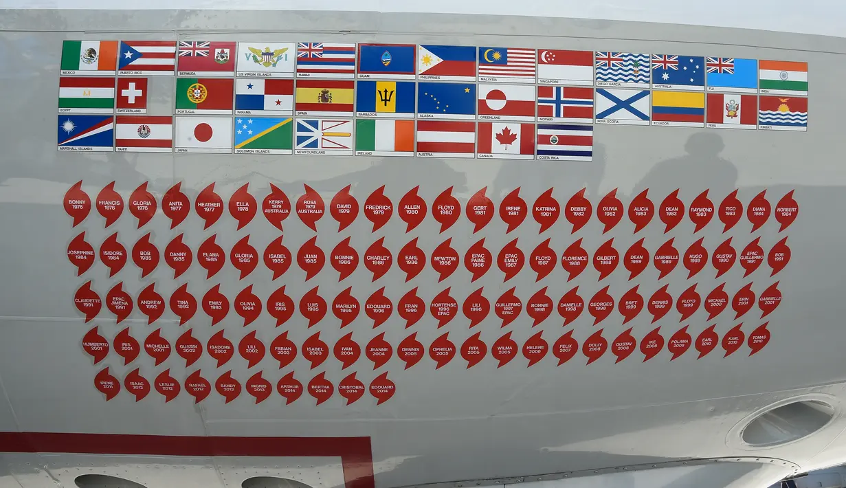 Stiker bendera negara menghiasi pesawat Kermit di Coast Guard Air Station, Bandara Opa Locka, Miami, AS (12/5). Pesawat ini dilengkapi dengan tiga radar cuaca di hidung pesawat, di badan bawah, dan radar X-band di ekor pesawat. (AFP Photo/Rhona Wise)