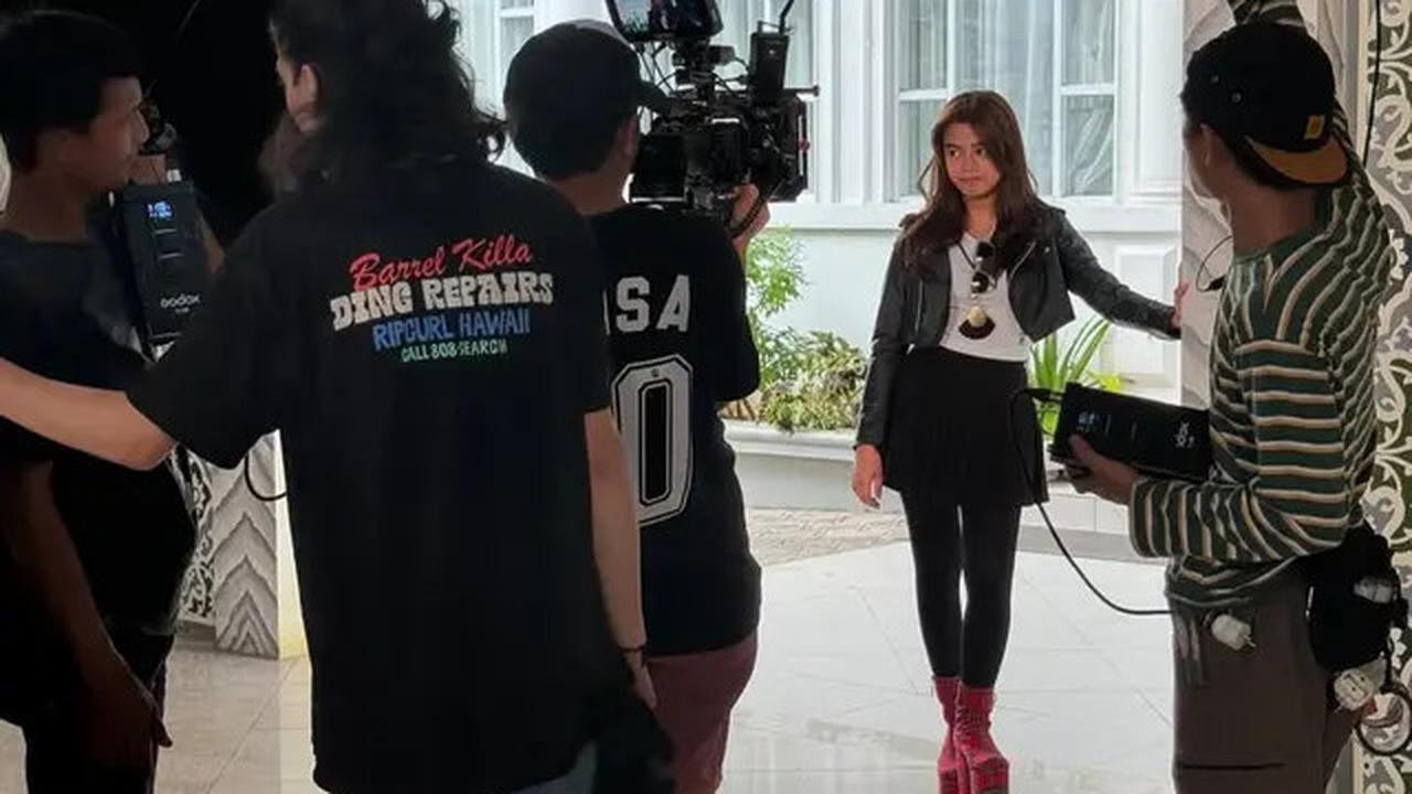 6 Potret Aqeela Calista di Lokasi Syuting Sinetron Asmara Gen Z, Penampilan Lebih Fresh