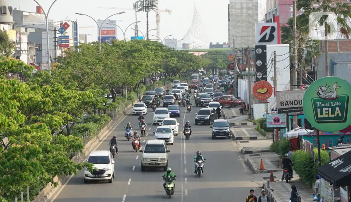 Suasana arus lalu lintas di Jalan Margonda Raya, Depok, Rabu (15/1/2020). Wakil Walikota Depok Pradi Supriatna mengatakan rencana revitalisasi jalur sepeda di Jalan Margonda akan dimulai pada 2020 sebagai upaya memberi ruang pesepeda serta mengurangi polusi udara. (Liputan6.com/Immanuel Antonius)