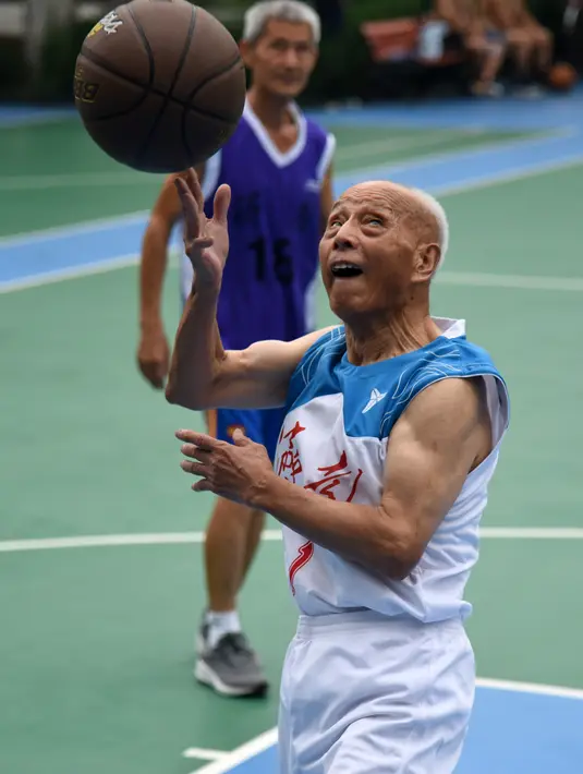 Li Chunfu (92) bermain bola basket di Jinan, Provinsi Shandong, China, Rabu (5/8/2020). Menurut Li, kebugaran membutuhkan konsistensi dan keteraturan. (Xinhua/Wang Kai)