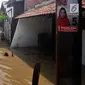 Sejumlah warga melintasi genangan banjir di kawasan Sawah besar Semarang, Jawa Tengah, Sabtu (8/12). Ratusan rumah tergenang banjir akibat Tanggul Sungai Banjir Kanal Timur jebol. (Liputan6.com/Gholib)