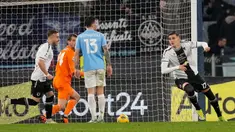 Pemain Udinese, Lorenzo Lucca melakukan selebrasi setelah mencetak gol pertama untuk timnya saat pertandingan sepak bola Serie A melawan Udinese, di Stadion Olimpico, Roma, Senin, 11 Maret 2024. (AP Photo/Andrew Medichini)