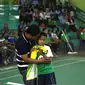  M.Rizky mendapatkan semangat dari sang ayah ketika akan bertanding di babak final kategori tunggal SD Putra MILO School Competition Padang di GOR Semen Padang Indarung (istimewa)