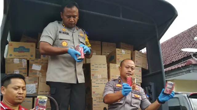 Ribuan Permen Hingga Pembalut Wanita Kedaluwarsa Disita Polisi Cirebon