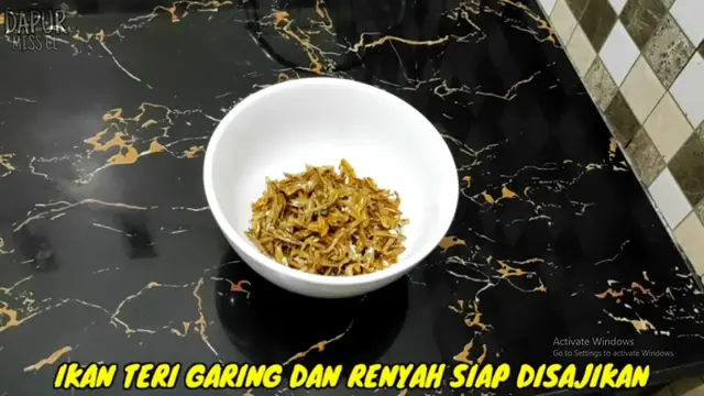 Bukan Pakai Tepung, Ini Rahasia Agar Ikan Teri Bisa Renyah Lebih Lama