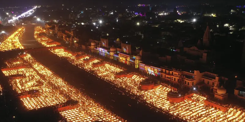 Kota Ayodhya Pertahankan Rekor Guinness Nyalakan 900.000 Lampu Minyak