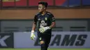 Ernando Ari Sutaryadi. Kiper milik Persebaya Surabaya berusia 19 tahun ini telah tampil 8 kali di BRI Liga 1 dengan mencatat 3 kali clean sheet dan kebobolan 9 gol. Ia belum pernah sekalipun bermain di level senior. (Bola.com/Bagaskara Lazuardi)