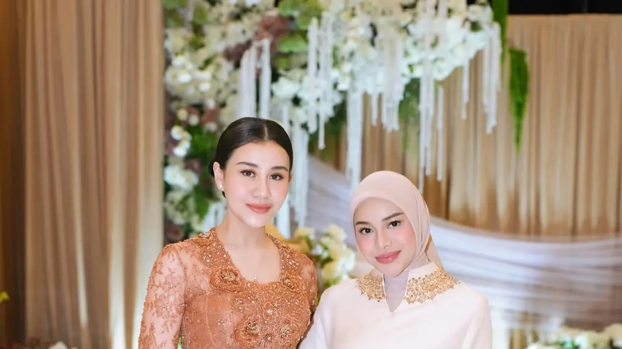 Gaya Kakak Ipar Aaliyah Massaid, Aurel Hermansyah di Tedak Siten Baby Arash yang Curi Perhatian