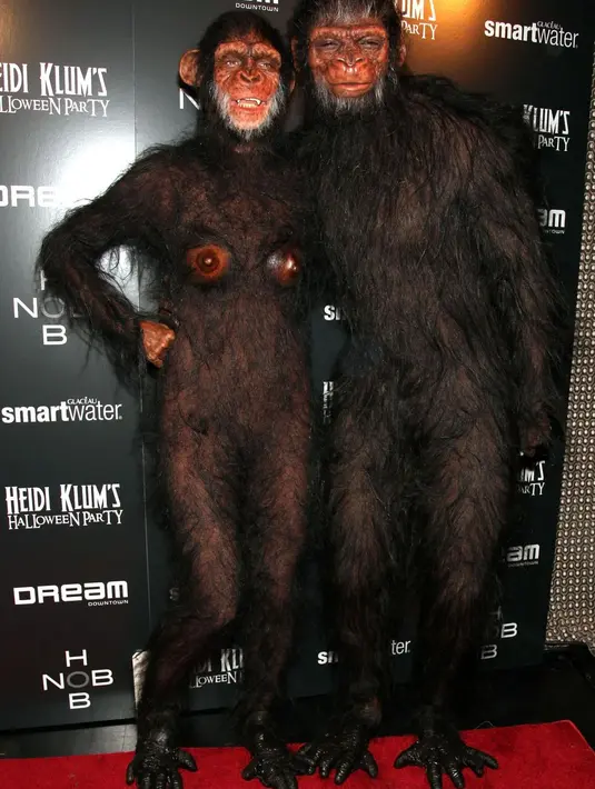 Di tahun 2011, Heidi Klum dan mantan suaminya Seal menjadi kera saat Halloween. Keduanya mengenakan kostum penuh bulu dan mengandalkan prostetik untuk mendapatkan tampilan seperti kera yang benar-benar hidup. [Foto: The Good House Keeping]