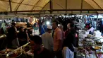 Warga muslim Thailand membeli makanan di pasar sebelum berbuka puasa selama bulan suci Ramadan di Narathiwat (7/5/2019). Umat muslim di seluruh dunia tengah menjalani puasa pada bulan ramadan. (AFP Photo/Madaree Tohlala)