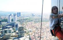 Balon biru iringi 'Spiderman' ke puncak Bakrie Tower