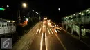 Sejumlah kendaraan melintas di Jalan MH Thamrin, Jakarta, Sabtu (31/12). Dikarenakan pembangunan jalur MRT dan lingkar susun Semanggi Pemprov DKI Jakarta memutuskan meniadakan malam bebas kendaraan pada pergantian tahun. (Liputan6.com/Helmi Fithriansyah)