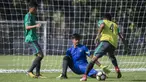 Kiper Timnas Indonesia U-19, Rakasurya Handika, berusaha mengamankan bola saat latihan di Lapangan ABC Senayan, Senin (19/2/2018).Pemusatan latihan Timnas Indonesia akan digelar selama satu pekan, yakni 18-25 Februari 2018. (Bola.com/Vitalis Yogi Trisna)