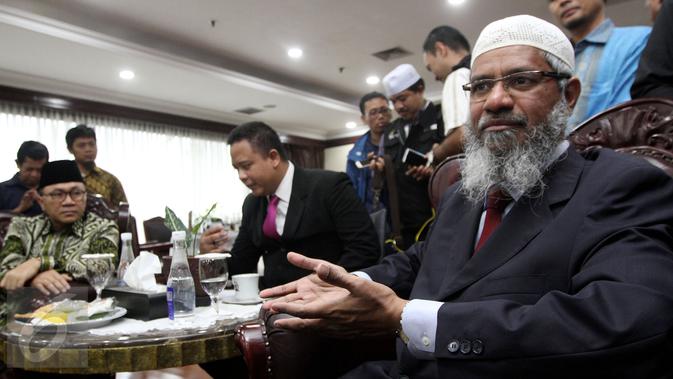 Ulama asal India, Zakir Naik saat berbincang dengan Ketua MPR, Zulkifli Hasan di Gedung Nusantara III, Jakarta, Jumat (31/3). Zakir Naik mengaku terkesan bisa hadir di Indonesia dengan negara berpenduduk mayoritas Muslim. (Liputan6.com/Johan Tallo)
