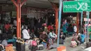 Sejumlah calon penumpang menunggu bus antar kota di terminal Kalideres Jakarta, Kamis  (22/12/2022).  Kepala Dinas Perhubungan (Kadishub) DKI Jakarta, Syafrin Liputo menyebutkan,  Jelang Natal dan Tahun Baru penumpang bus antarkota antarprovinsi (AKAP) di Terminal Kalideres mengalami lonjakan hingga 100 persen. (Liputan6.com/Johan Tallo)