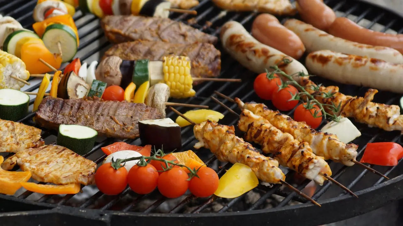 Ilustrasi steak dan sosis
