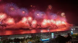 Kemeriahan pesta kembang api menyambut Tahun Baru 2019 di Pantai Copacabana, Rio de Janeiro, Brasil, Selasa (1/1). (AP Photo/Leo Correa)