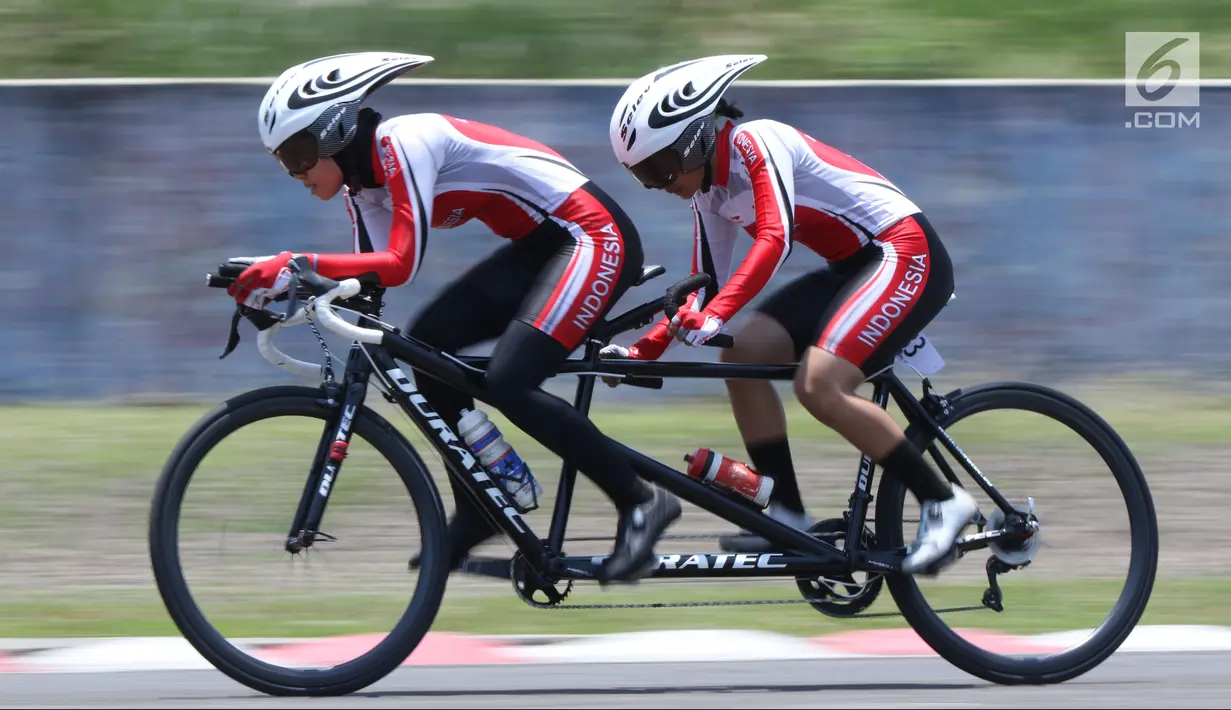 Atlet ParaCycling, Ni Mal Maghfiroh (pilot) dan Sri Sugiyanti saat laga di nomor Womens B Individual Time Trial Road Race Asian Para Games 2018 di Sirkuit Sentul, Bogor, Senin (8/10). Pasangan ini meraihperunggu. (Liputan6.com/Helmi Fithriansyah)