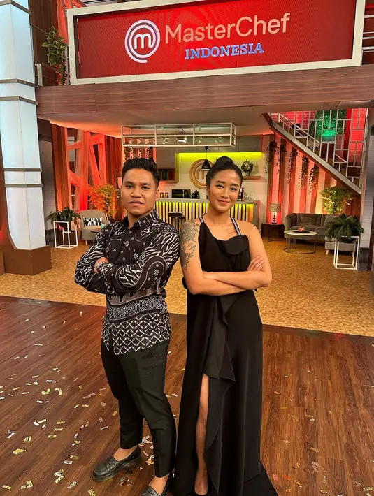 Gaun bertali tipis itu dipadukan dengan potongan rok tinggi yang bikin Renatta terlihat lebih seksi  [@andre.mci11]