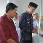 Zumi Zola mencoba menenangkan Indah, mahasiswi Universitas Jambi yang mengalami luka bakar serius akibat kesetrum. (Dok. Humas dan Protokol Pemprov Jambi/B Santoso)