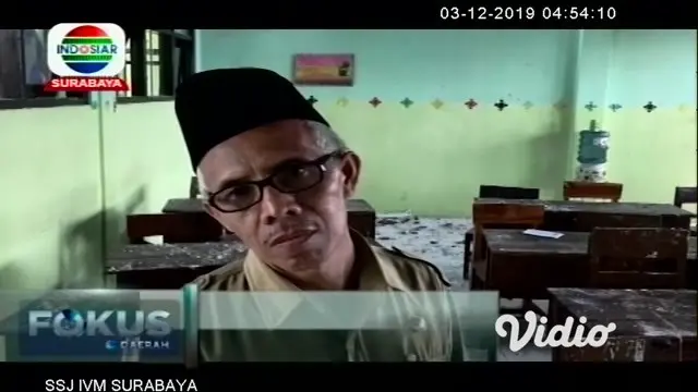 Peristiwa angin puting beliung yang terjadi di Kabupaten Jombang, Jawa Timur mengakibatkan gedung sekolah Madrasah Tsanawiyah mengalami rusak parah. Pihak sekolah terpaksa mengalihkan lokasi belajar ke perpustakaan, karena takut terjadi ambruk susula...